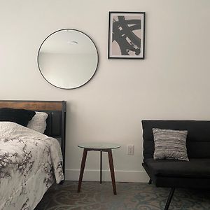 Cozy Apt With City Skyline Rooftop